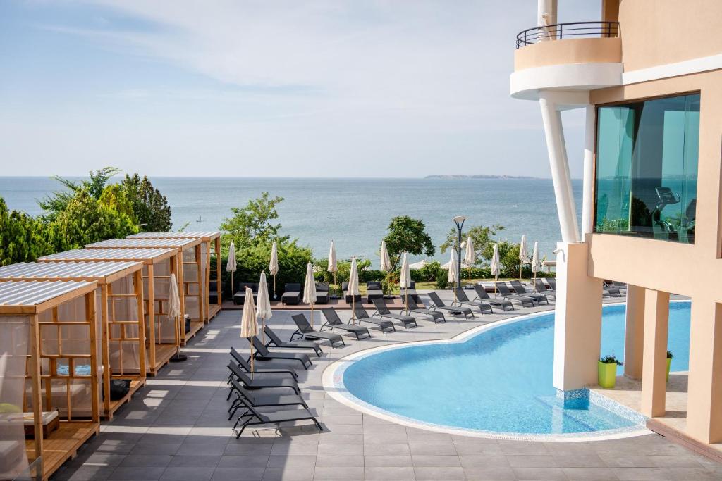 WHERE THE BLACK SEA MEETS REFINED COASTAL LUXURY